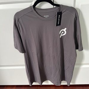 NWT Peloton Men’s shirt SU121 Peloton Strive Short Sleeve (Charcoal Grey)
